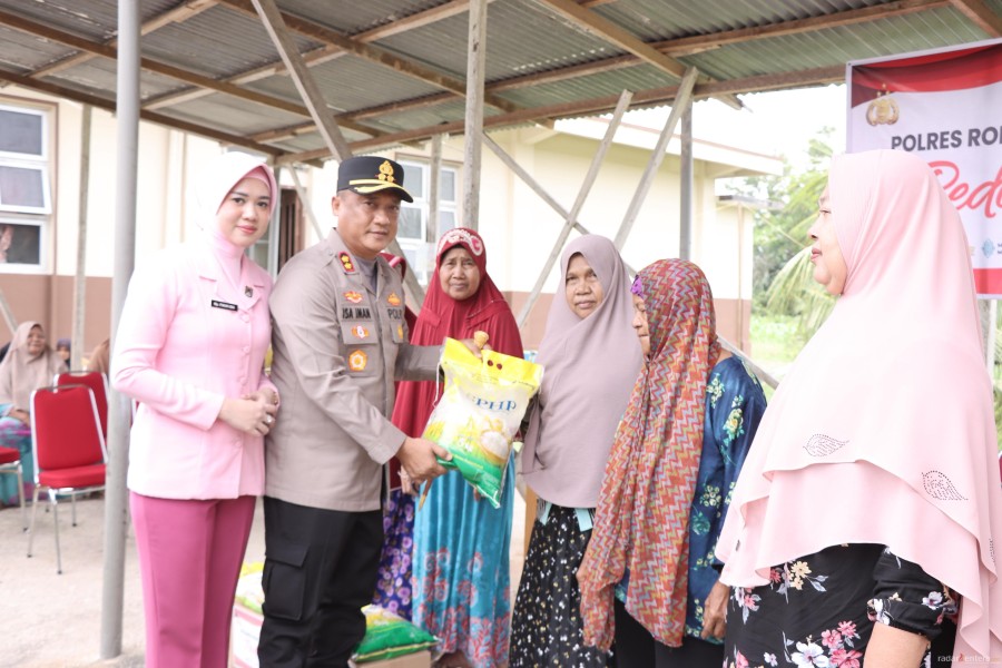 Polres Rohil Gelar Jumat Berkah, Kapolres dan Bhayangkari Bagikan 50 Paket Sembako untuk Kaum Dhuafa