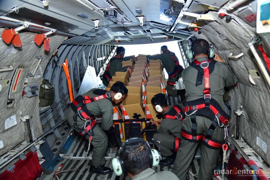 TNI Sukses Terjunkan 90 Helibox Sembako ke Desa Terisolasi Tapanuli Utara