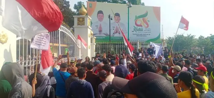Ribuan Warga TNTN Kepung Kantor Gubernur Riau, Tuntut Janji Relokasi yang Tak Kunjung Terealisasi