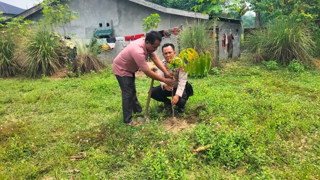 Polsek TPTM Tanam Bibit Pohon di Pekarangan Warga, Perkuat Program Green Policing