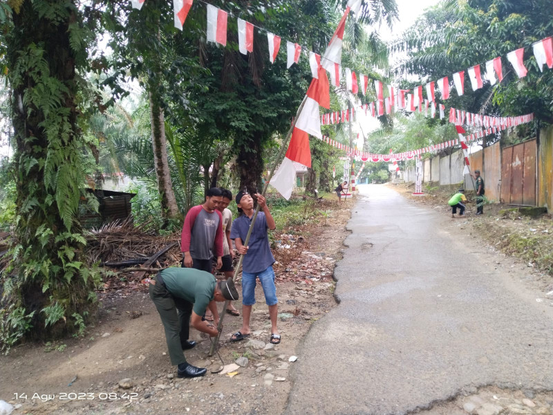 Babinsa Koramil 03/Bgs Goro dan Pasang Umbul-Umbul Jelang HUT RI