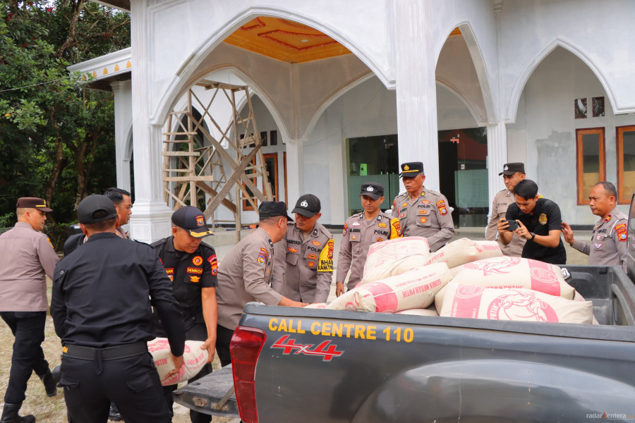 Kunjungi Masjid Miftahul Jannah Kepenghuluan Gelora Bagan Sinembah, Kapolres Rohil Sumbang Semen