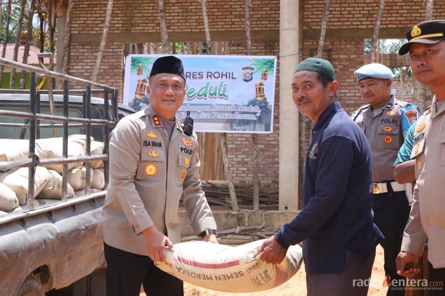Kapolres Rohil Salurkan 50 Sak Semen untuk Pembangunan Masjid Nurul Mu’minin