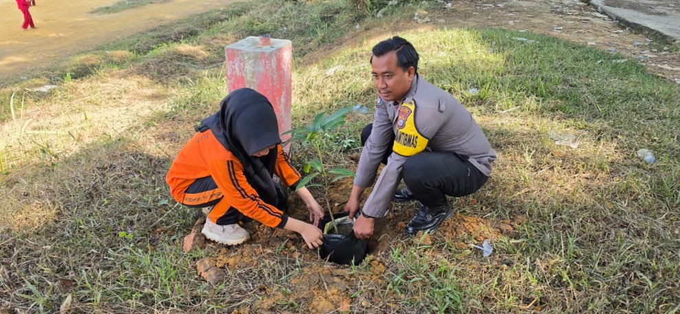 Green Policing Digencarkan di Rohil, Bhabinkamtibmas Ajak Warga Tanam Pohon