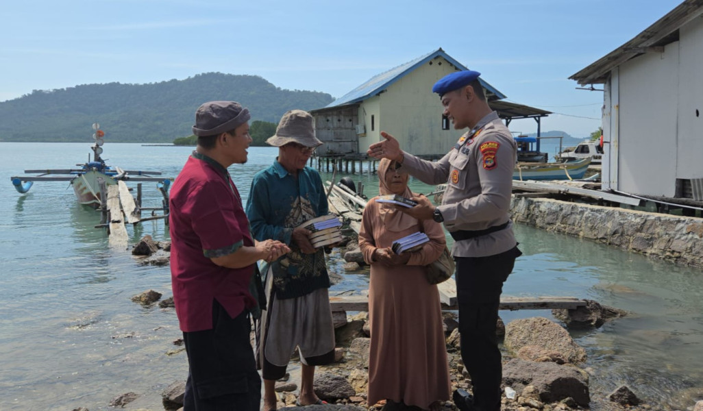 Satpolair Polres Lamsel Salurkan Donasi Al-Qur’an dan Iqro ke Anak-anak TPA Pulau Rimau