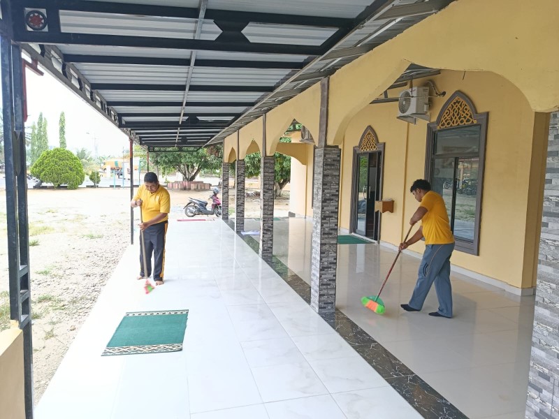 Sambut Hari Bhayangkara ke-80, Polsek Pujud Gelar Bakti Religi dan Gotong Royong Bersihkan Rumah Ibadah