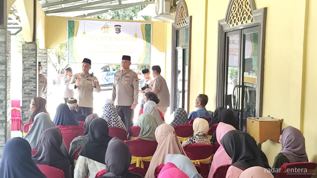 Kapolres Rokan Hilir Salurkan 40 Paket Sembako untuk Kaum Dhuafa di Pujud