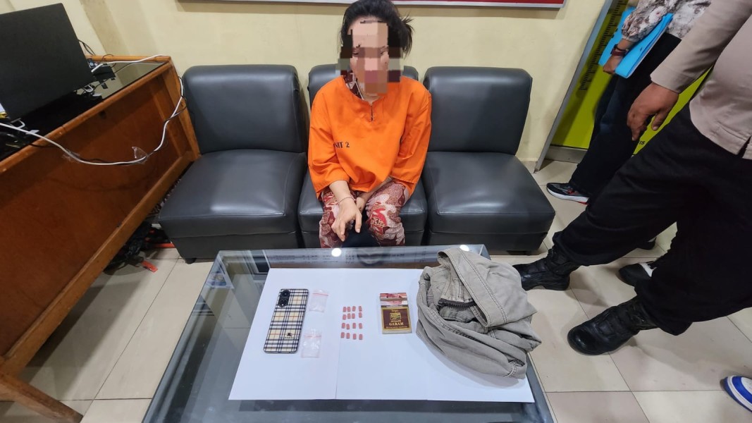 Polres Dumai Ungkap 16 Pil Ekstasi, Perempuan 29 Tahun Diamankan di Kos