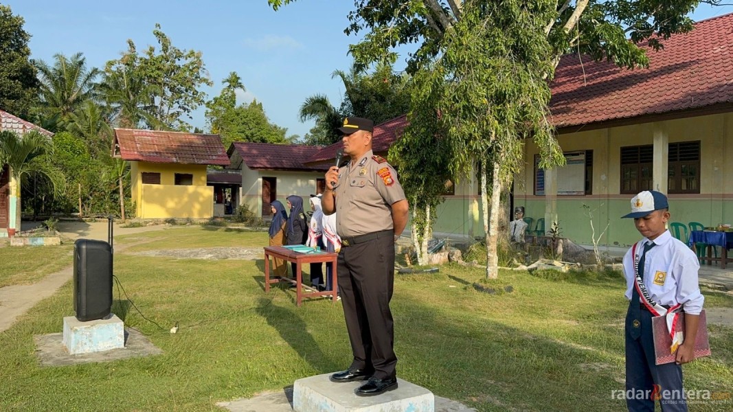 Kapolsek Pujud Pimpin Upacara Bendera di SMPN 3 Pujud, Sampaikan Pesan Kamtibmas dan Bahaya Narkoba