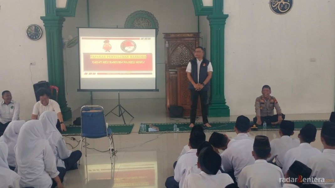 Bentengi Generasi Muda dari Narkoba, Kasat Narkoba Polres Rohil Pimpin Penyuluhan di MTs Negeri 1 Tanah Putih