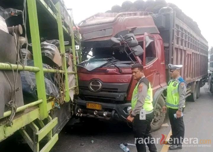 Tiga Truk Hino Tabrakan Beruntun di Jalinsum Asam Jawa, Kerugian Capai Rp100 Juta