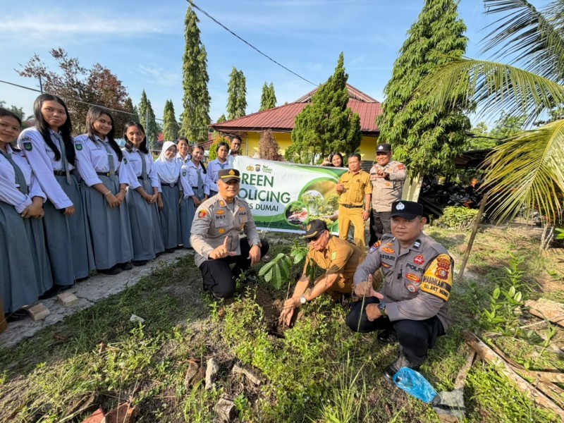 Kapolsek Bukit Kapur Tanam Pohon dan Edukasi Siswa SMAN 3 Dumai, Dukung Program Green Policing