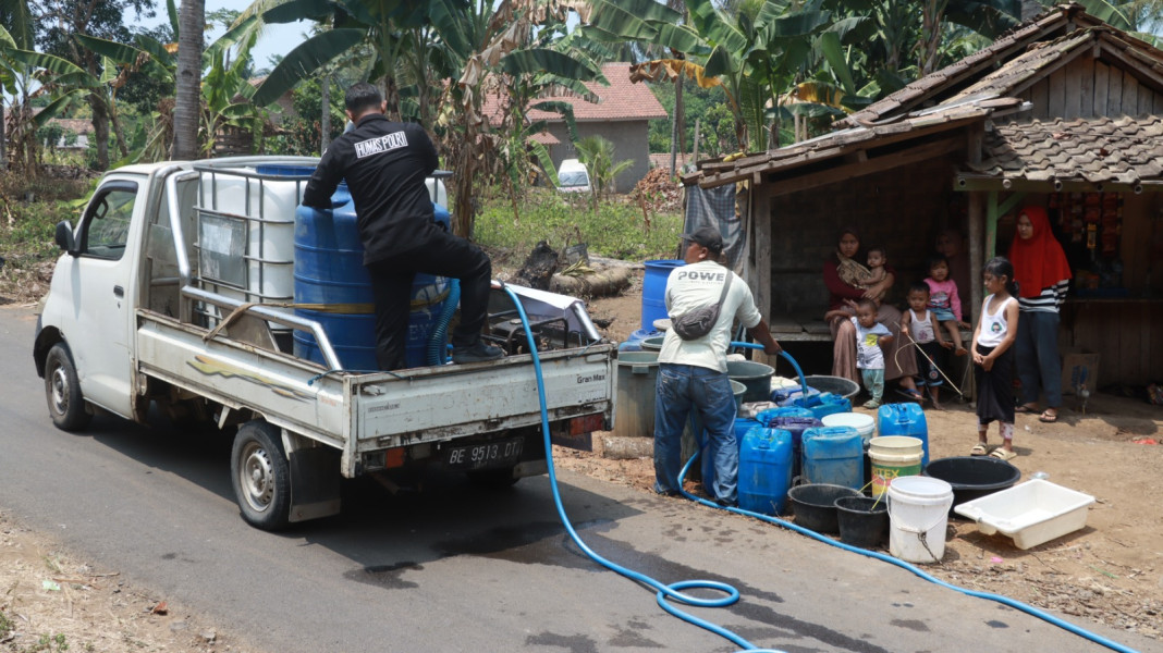 Warga Dusun Kayutabu Desa Kelawi Kesulitan Air,  Polisi Bagikan Air Bersih