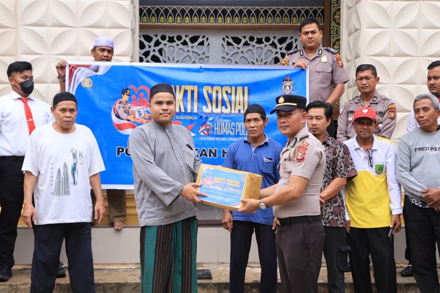 Peringati HUT ke-75 Humas Polri, Polres Rohil Gelar Gotong Royong dan Salurkan Bantuan Sembako