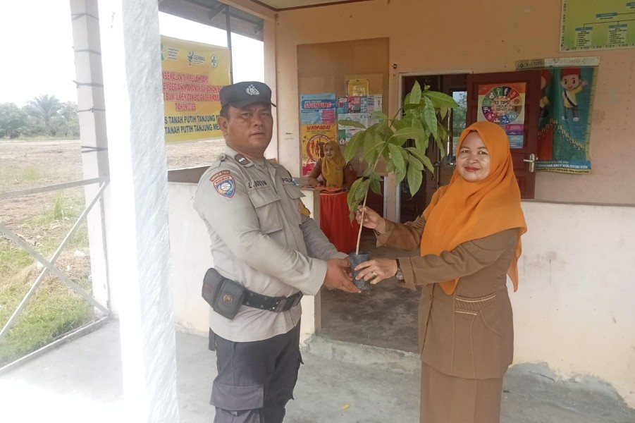 Polsek TPTM Sosialisasikan Green Policing, Bagikan Bibit Pohon untuk Warga Melayu Besar Kota