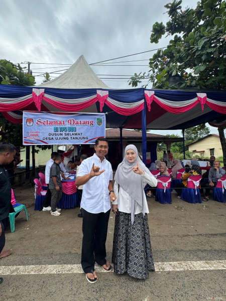 Jhony Charles dan Indah Septiyani Semangat Mencoblos di TPS 08 Kecamatan Tanah Putih