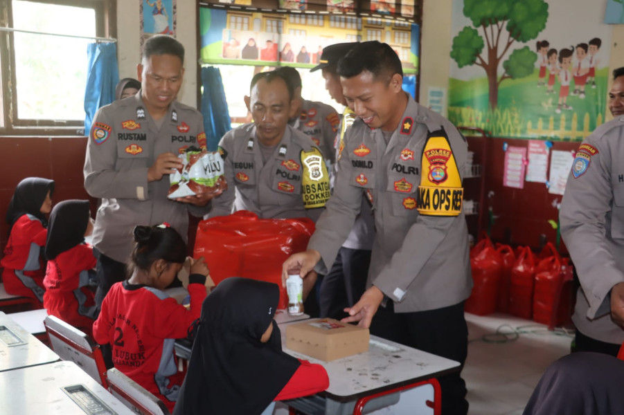 Polres Lamsel Gelar Program Makan Bergizi Gratis di SDN 2 Way Lubuk