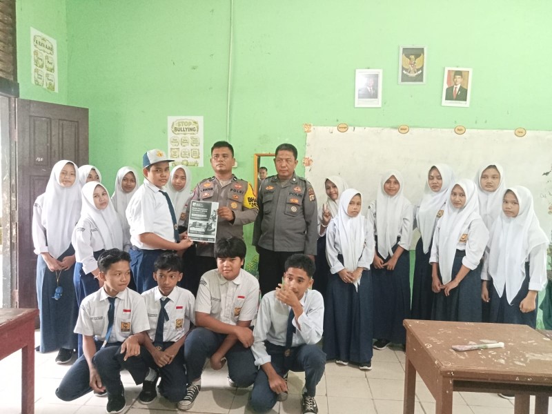 Polsek Tanah Putih Tanjung Melawan Sosialisasikan SPMB SMA Kemala Taruna Bhayangkara kepada Siswa SMP