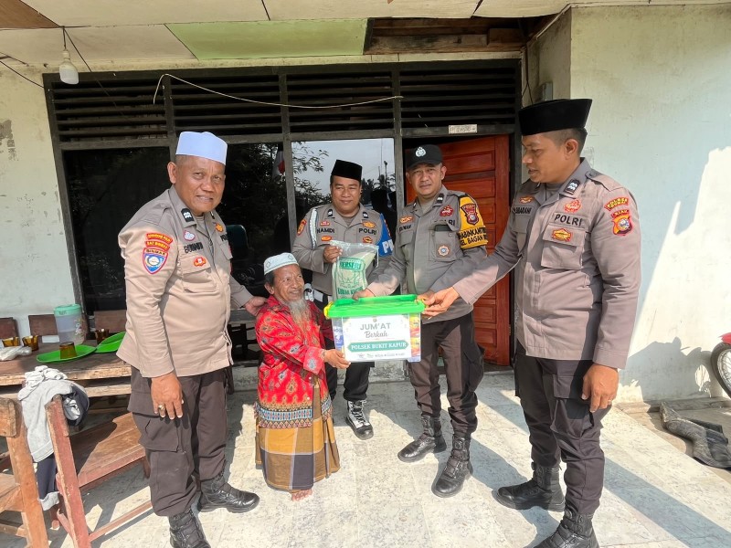 Jumat Berkah Polsek Bukit Kapur, Polri Hadir Berbagi untuk Warga Kurang Mampu dan Lansia
