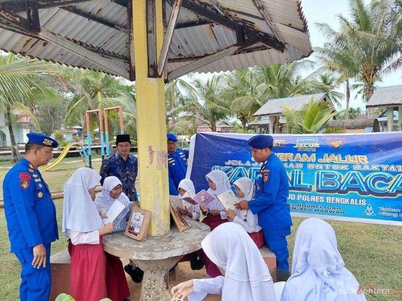 Kapal Baca Sat Polairud Polres Bengkalis Berlayar ke Pesisir, Tebar Semangat Literasi untuk Anak Negeri