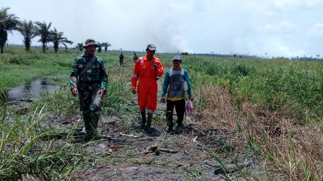 Babinsa Koramil 03/Bgs Ajak Warga Binaan Patroli Karhutla