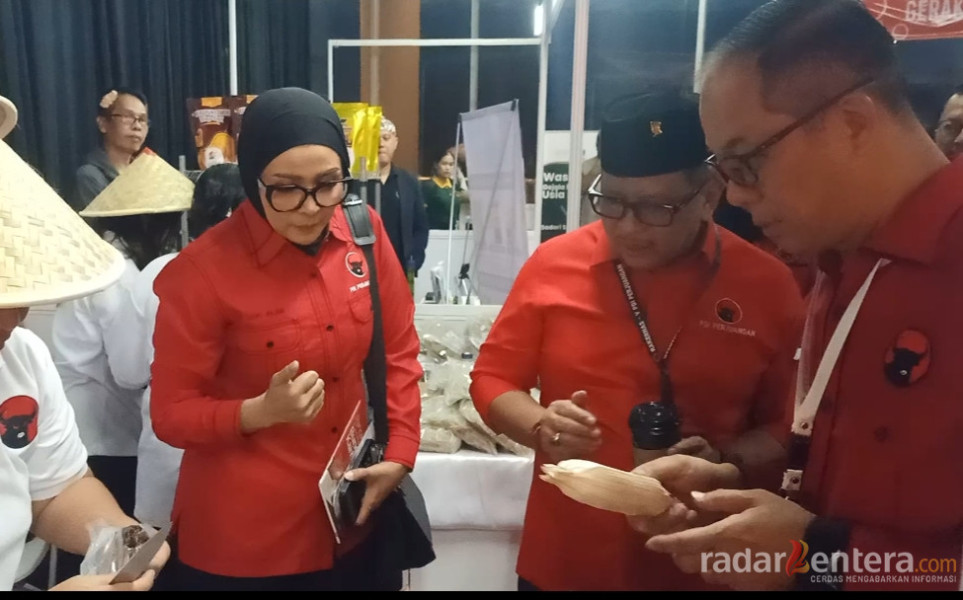 Prof Rokhmin dan Sekjen PDI Perjuangan Puji Stand UMKM GNTI Riau