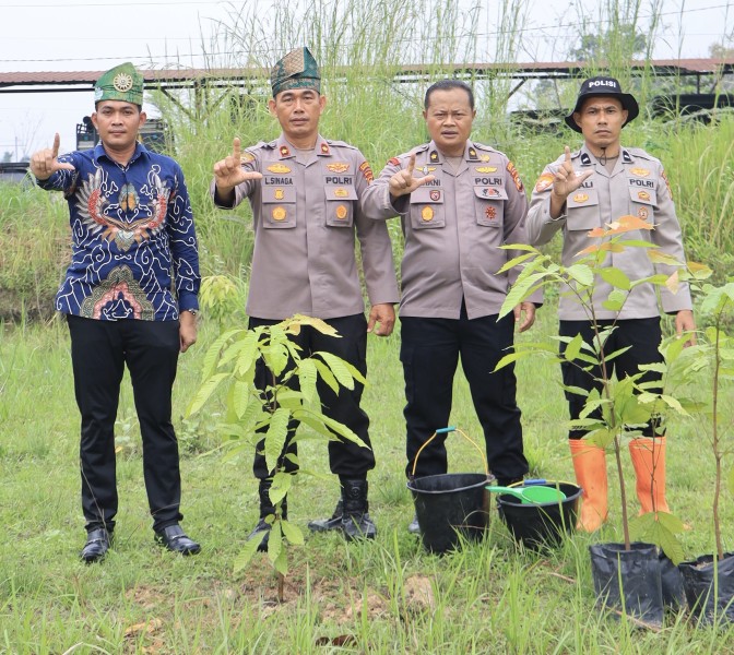 Polres Rokan Hilir Tanam 50 Bibit Pohon, Dukung Program Kapolda Riau
