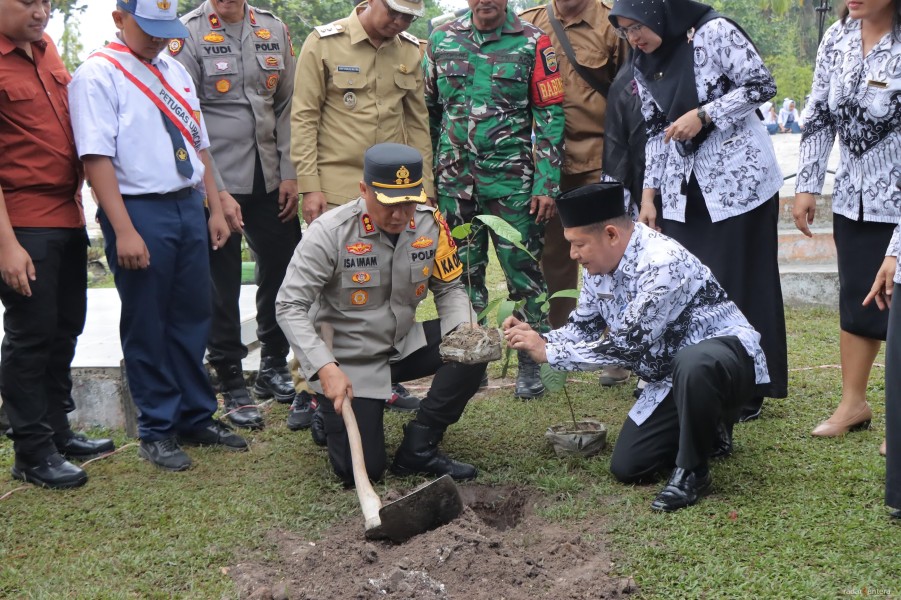 Kapolres Rohil dan Wakil Bupati Tanam Pohon dan Sosialisasikan Program Green Policing di SMPN 6 Tanah Putih