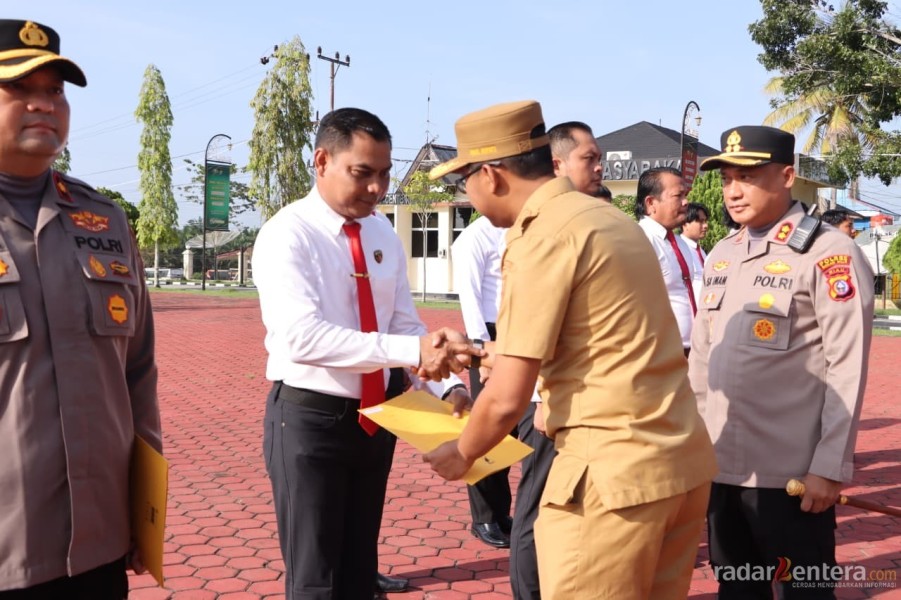 Wakil Bupati Rohil Beri Penghargaan Personel Polres Rohil Berprestasi Ungkap 79,970 Kg Sabu