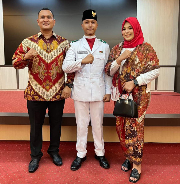 Membanggakan, Siswa SMA N 1 Bagan Sinembah ini Jadi Petugas Penurunan Bendera di Halaman Kantor Gubernur Riau