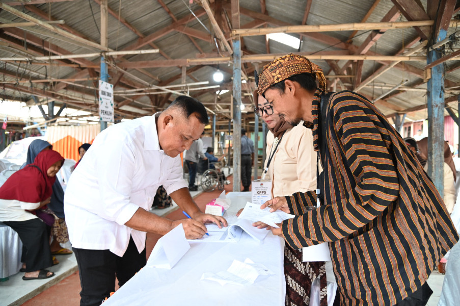 Ber-KTP Tanjung Bintang, Bupati Nanang dan Istri Nyoblos di TPS Desa Way Galih