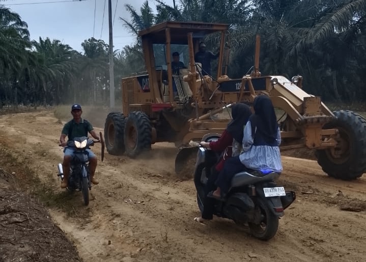 Bupati Bistamam Tepati Janji, Alat Berat Dikerahkan Perbaiki Jalan di Kepenghuluan Bakti Makmur