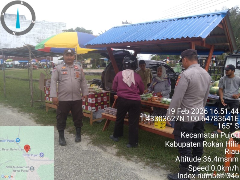 Polsek Pujud Laksanakan Pengamanan dan Pengaturan Lalu Lintas di Pasar Ramadhan Simpang Tepak
