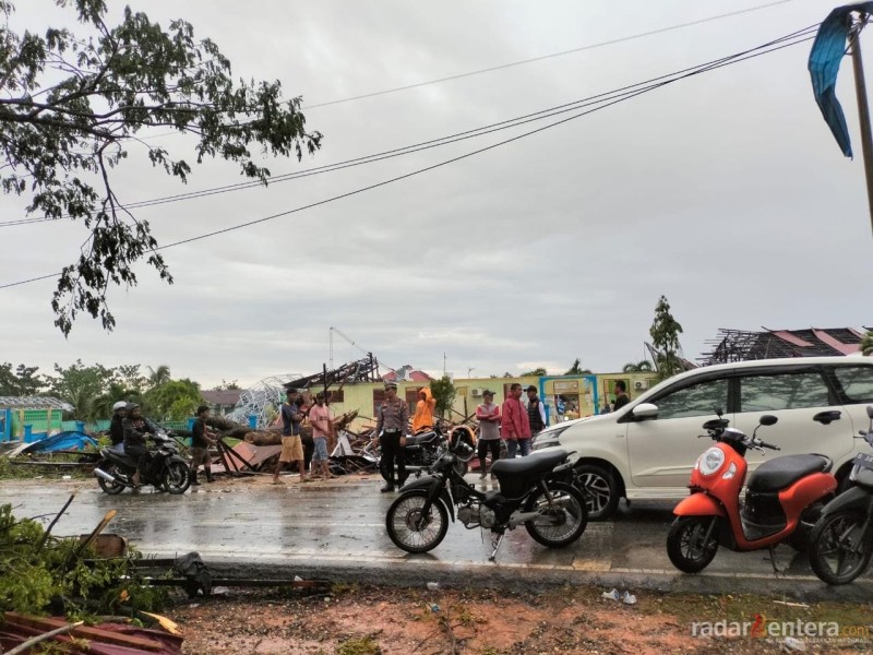 Puting Beliung Porak-Porandakan Sekolah dan Rumah Warga di Bandar Laksamana, Polres Bengkalis Turun Tangan Amankan Lokasi