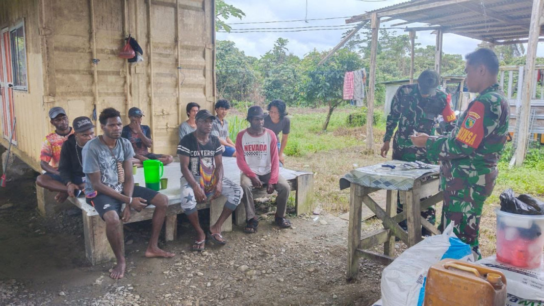 Peduli Dengan Perekonomian Warga, Babinsa Koramil 1710-03/KK Beri Penyuluhan Warga Binaan Cara Beternak Ayam Bertelur