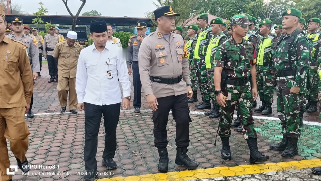 Sinergitas TNI-Polri, Dandim dan Kapolres Rohil Berbagi Sembako untuk Janda Veteran Kurang Mampu Jelang Idul Fitri 1446 H