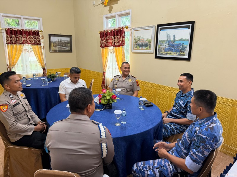 Perkuat Sinergi TNI-Polri, Kapolsek Bukit Kapur dan Dansatrad 104 Dumai Bahas Strategi Jaga Kamtibmas hingga Antisipasi Karhutla