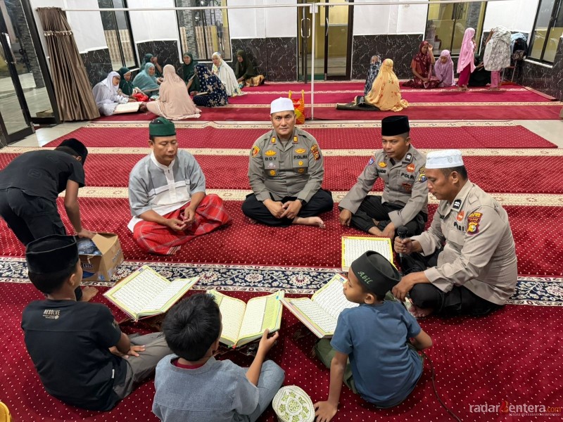 Polsek Pujud Gelar Tarawih Keliling dan Tadarus, Sampaikan Pesan Kamtibmas kepada Jamaah
