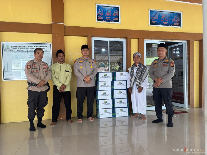 Polsek Pujud Gelar Sedekah Jumat di Mesjid Al Muslimin Teluk Nayang