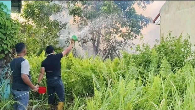 Kasat Reskrim Polres Kampar Bergelut Padamkan Api Dengan Alat Seadanya, Cegah Rumah Warga Terbakar