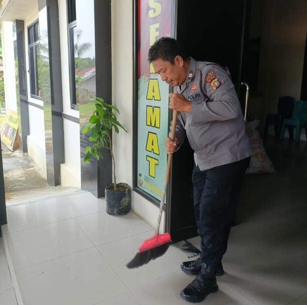 Program ASRI, Personel Polsek TPTM Gotong Royong Bersihkan Mako hingga Mushola