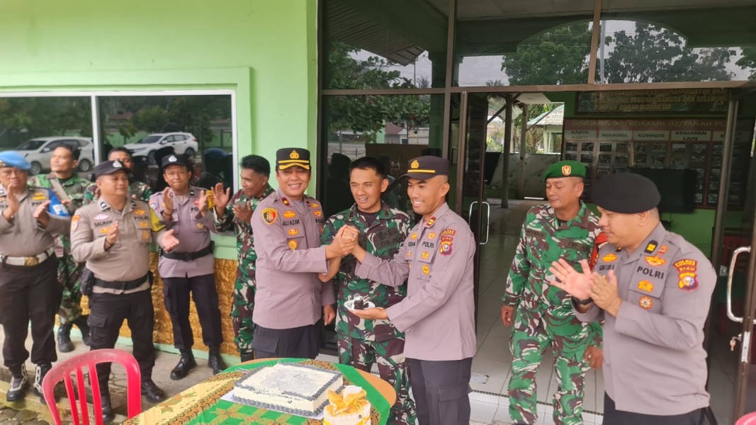 Kue Ulang Tahun dan Bibit Pohon Jadi Simbol Sinergi TNI-Polri di Tanah Putih