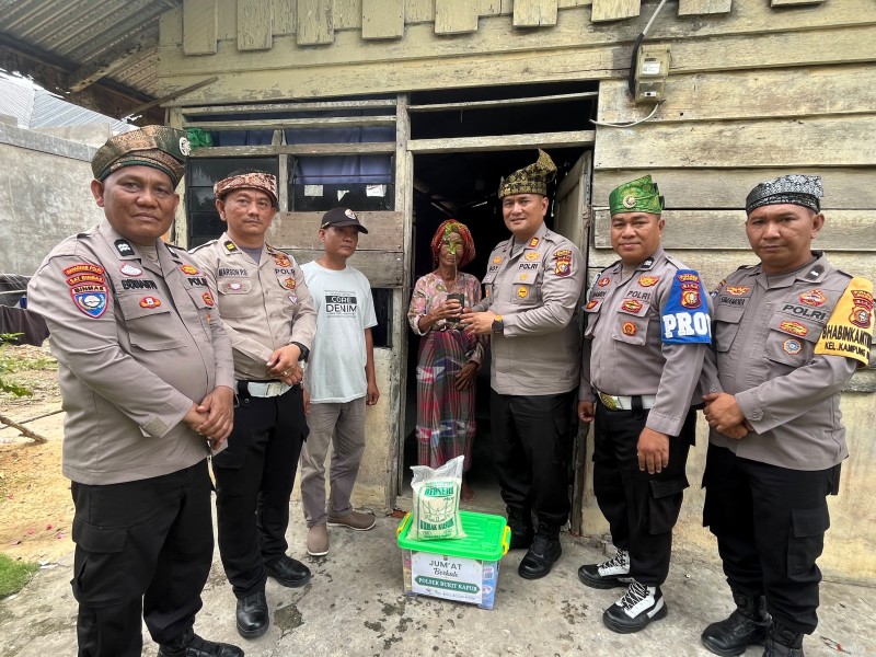 Jumat Berkah Polsek Bukit Kapur: Sembako untuk Lansia, Bibit Pohon untuk Lingkungan