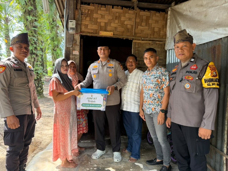 Kapolsek Bukit Kapur Salurkan Bantuan Sembako Lewat Program Jum’at Berkah untuk Warga Kurang Mampu