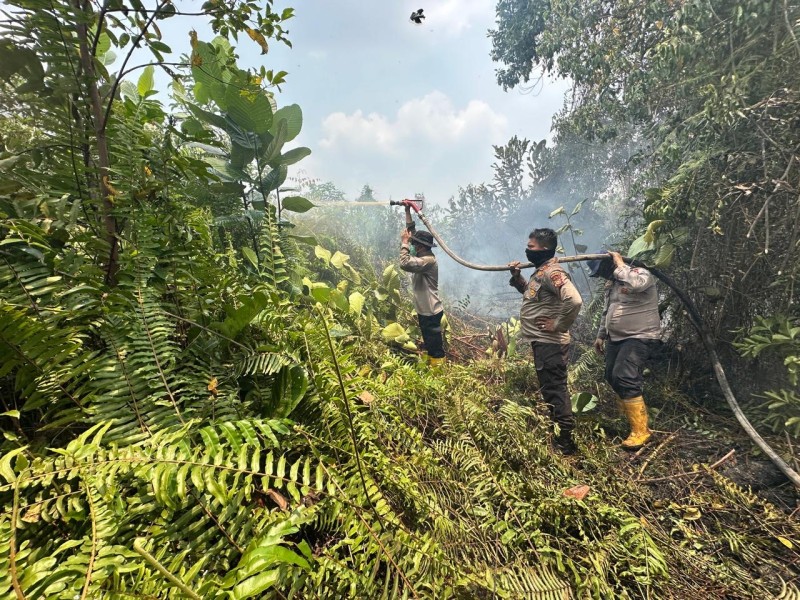 Hari Keempat, Tim Gabungan Kembali Padamkan dan Dinginkan Karhutla di Sungai Sembilan