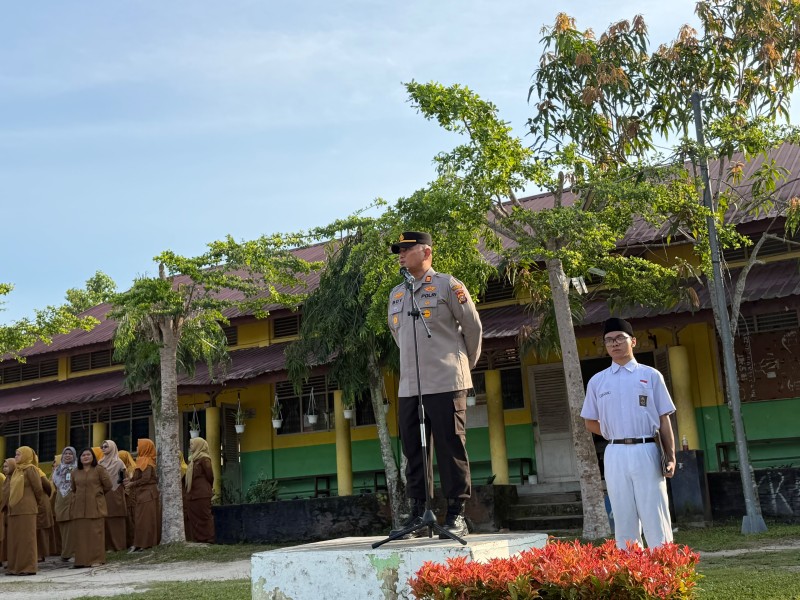 Kapolsek Bukit Kapur Jadi Pembina Upacara di SMAN 3 Dumai, Ingatkan Bahaya Narkoba, Balap Liar, Bullying hingga Bijak Bermedia Sosial
