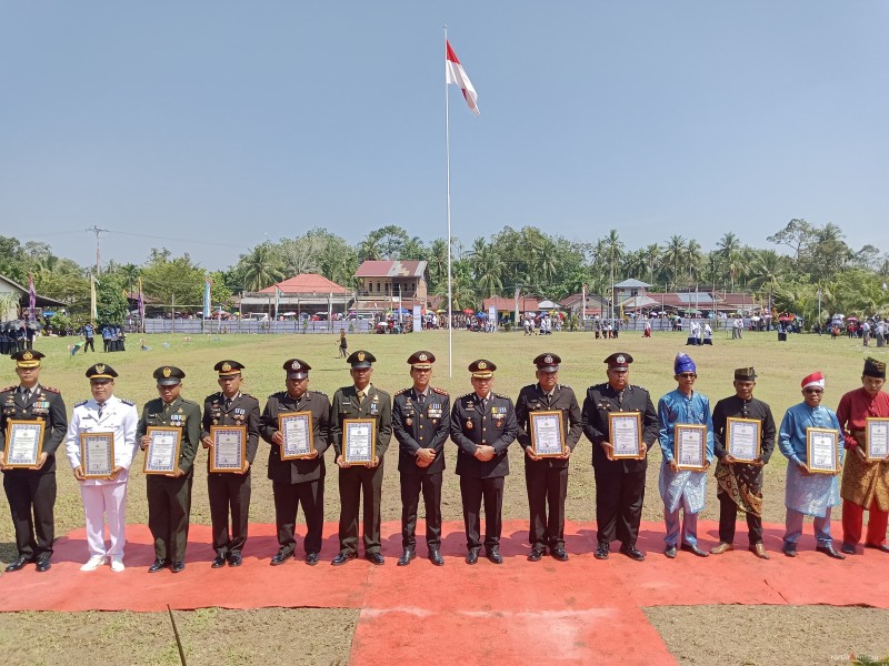 Dirresnarkoba Polda Riau Pimpin Upacara HUT ke-81 RI di Bantan, Penghargaan Kapolda Diserahkan