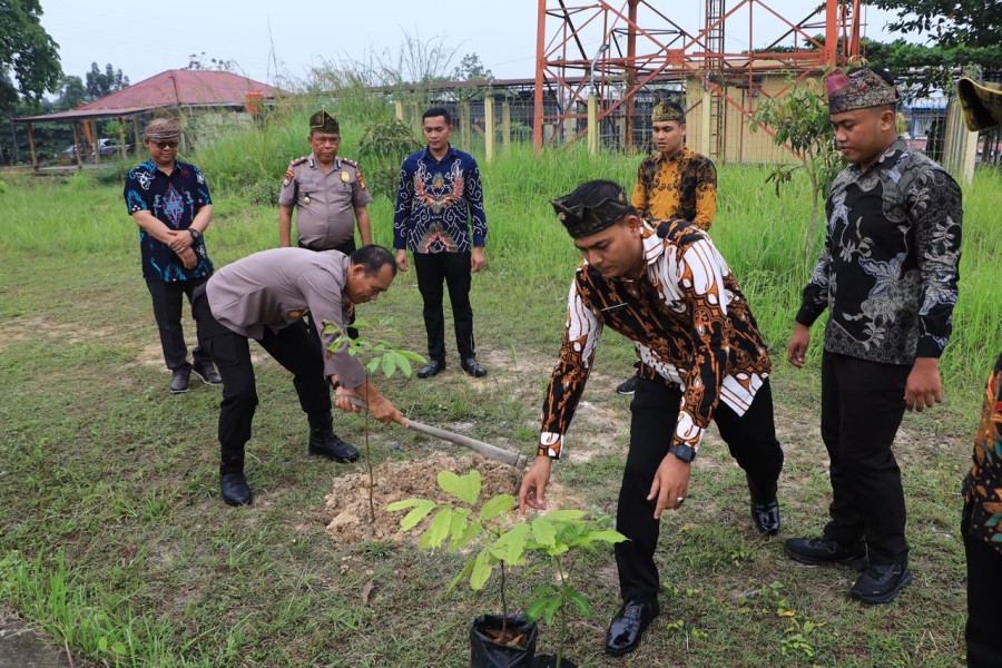 Green Policing, Polres Rohil Tanam 30 Bibit Pohon Mangga untuk Jaga Kelestarian Lingkungan