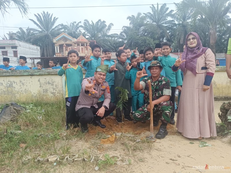 Polsek Bagan Sinembah Tanam 100 Pohon, Green Policing Dukung Gerakan 1 Juta Pohon Kapolda Riau
