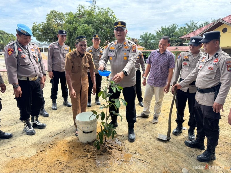 Polsek Pujud tanam 70 pohon dukung program 21.000 pohon Kapolda Riau pada Hari Pohon Nasional 2025